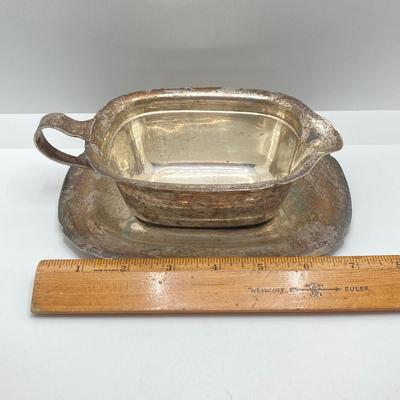 LOT 180: Reed and Barton Sterling Mayflower Sauceboat X550 with Tray - TW 319.95g