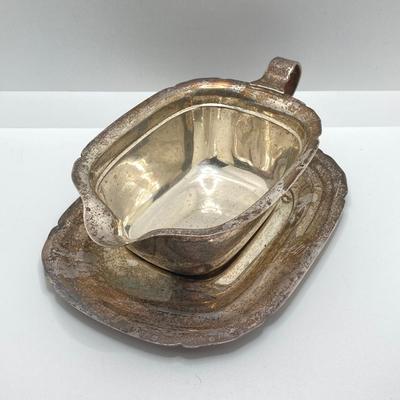 LOT 180: Reed and Barton Sterling Mayflower Sauceboat X550 with Tray - TW 319.95g