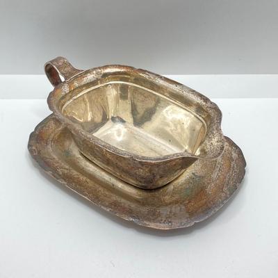 LOT 180: Reed and Barton Sterling Mayflower Sauceboat X550 with Tray - TW 319.95g