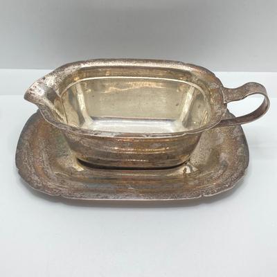 LOT 180: Reed and Barton Sterling Mayflower Sauceboat X550 with Tray - TW 319.95g