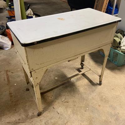 LOT 194: Vintage Conlon Cloth Mangle Iron/ Presser in Case