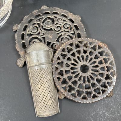 LOT 199: Vintage Kitchen: Springerle Rolling Pin, Citrus Reamer/Juicer, PA Dutch Cookie Cutters, Pottery Mixing Bowl & More