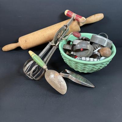 LOT 199: Vintage Kitchen: Springerle Rolling Pin, Citrus Reamer/Juicer, PA Dutch Cookie Cutters, Pottery Mixing Bowl & More