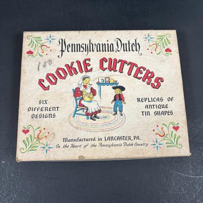LOT 199: Vintage Kitchen: Springerle Rolling Pin, Citrus Reamer/Juicer, PA Dutch Cookie Cutters, Pottery Mixing Bowl & More