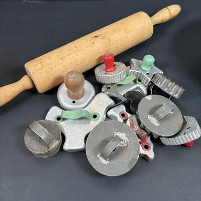 LOT 199: Vintage Kitchen: Springerle Rolling Pin, Citrus Reamer/Juicer, PA Dutch Cookie Cutters, Pottery Mixing Bowl & More