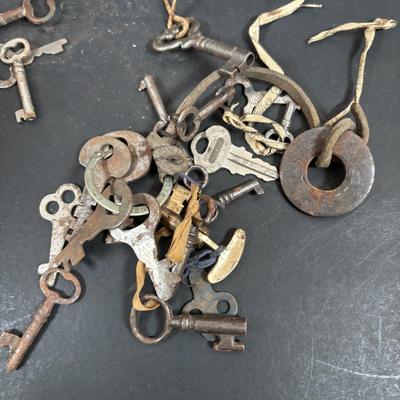 LOT 201: Antique/Vintage Keys & Locks