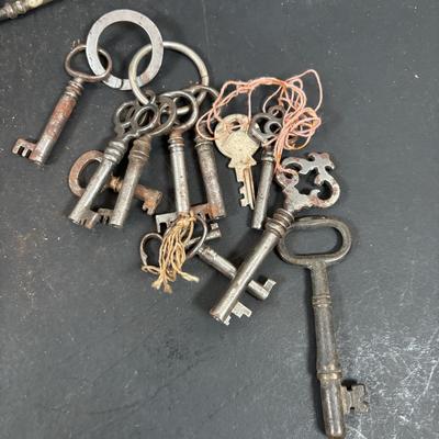 LOT 201: Antique/Vintage Keys & Locks