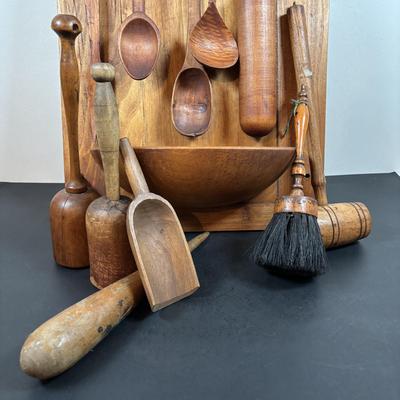 LOT 205: Primitive Kitchen Wall Utensil Hanger
