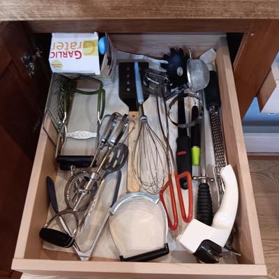 AN ASSORTMENT OF KITCHEN UTENSILS