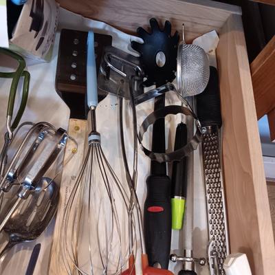 AN ASSORTMENT OF KITCHEN UTENSILS