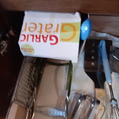 AN ASSORTMENT OF KITCHEN UTENSILS
