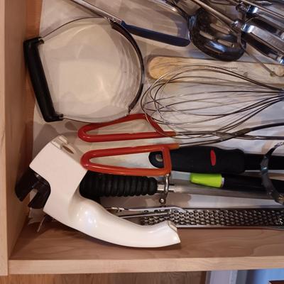 AN ASSORTMENT OF KITCHEN UTENSILS