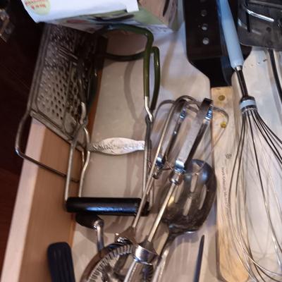 AN ASSORTMENT OF KITCHEN UTENSILS