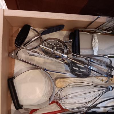 AN ASSORTMENT OF KITCHEN UTENSILS