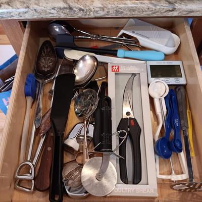 AN ASSORTMENT OF KITCHEN UTENSILS