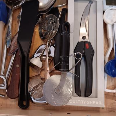 AN ASSORTMENT OF KITCHEN UTENSILS