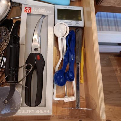 AN ASSORTMENT OF KITCHEN UTENSILS