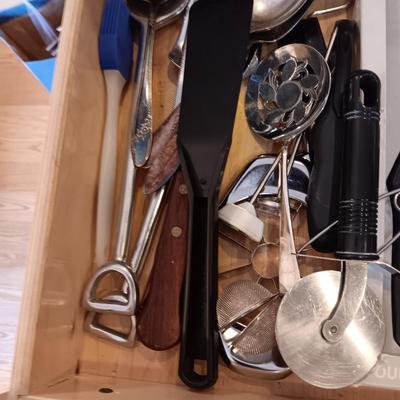 AN ASSORTMENT OF KITCHEN UTENSILS