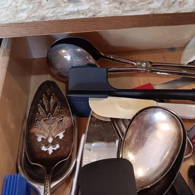 AN ASSORTMENT OF KITCHEN UTENSILS
