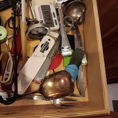 AN ASSORTMENT OF KITCHEN UTENSILS