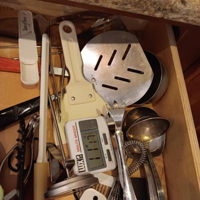 AN ASSORTMENT OF KITCHEN UTENSILS