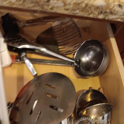 AN ASSORTMENT OF KITCHEN UTENSILS