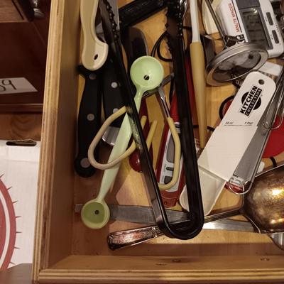 AN ASSORTMENT OF KITCHEN UTENSILS