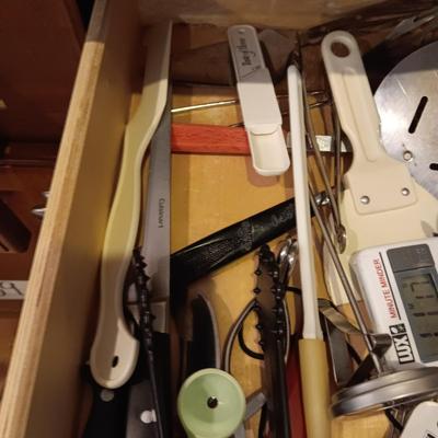 AN ASSORTMENT OF KITCHEN UTENSILS