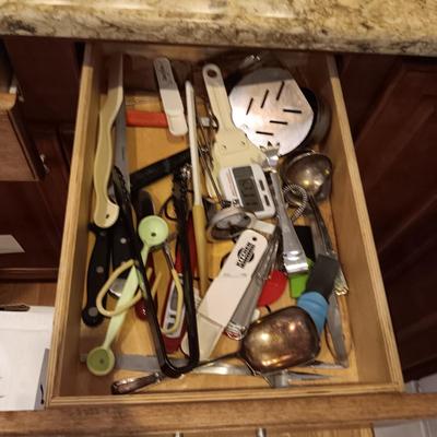 AN ASSORTMENT OF KITCHEN UTENSILS