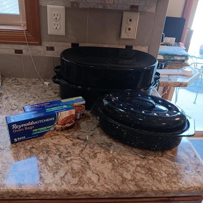 ROASTING PANS AND BAGS