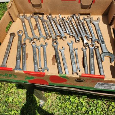 Large lot of Craftsman Ratcheting Wrenches 1 Metric sets 942404 942405