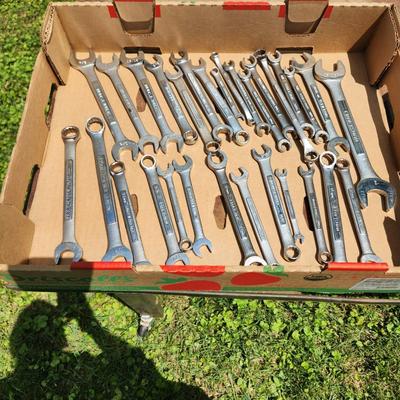 Large lot of Craftsman Ratcheting Wrenches 1 Metric sets 942404 942405