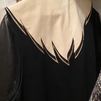 Clothing - Women's Boutique Coats, Tops and Faux Furs Sizes L to 2XL 20 - 30 Items