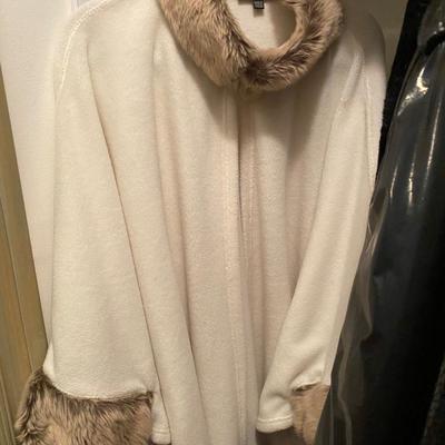 Clothing - Women's Boutique Coats, Tops and Faux Furs Sizes L to 2XL 20 - 30 Items