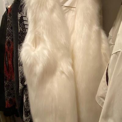 Clothing - Women's Boutique Coats, Tops and Faux Furs Sizes L to 2XL 20 - 30 Items