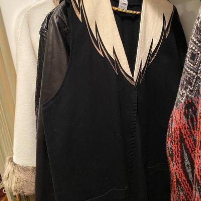 Clothing - Women's Boutique Coats, Tops and Faux Furs Sizes L to 2XL 20 - 30 Items