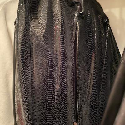 Clothing - Women's Boutique Coats, Tops and Faux Furs Sizes L to 2XL 20 - 30 Items