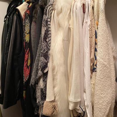 Clothing - Women's Boutique Coats, Tops and Faux Furs Sizes L to 2XL 20 - 30 Items