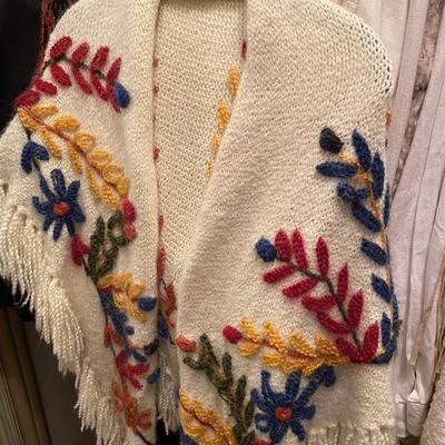 Clothing - Women's Boutique Coats, Tops and Faux Furs Sizes L to 2XL 20 - 30 Items