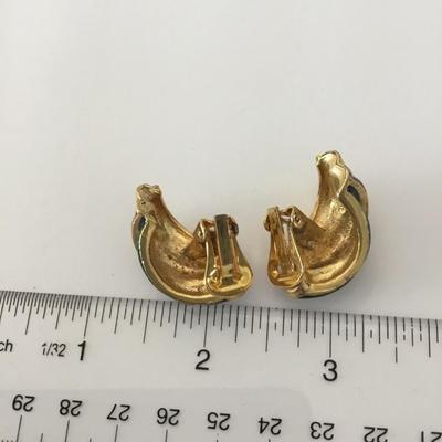 Very nice vintage enamel gold tone chunky clip on earrings