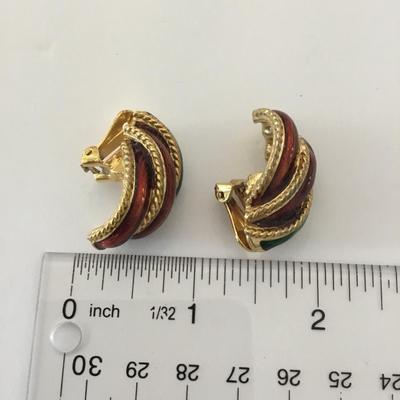Very nice vintage enamel gold tone chunky clip on earrings