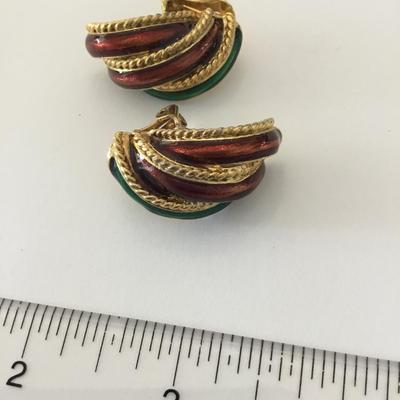 Very nice vintage enamel gold tone chunky clip on earrings