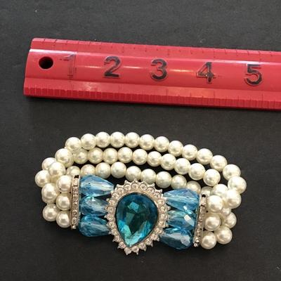 Very nice stretchy fashion, statement bracelet