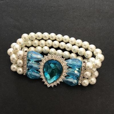 Very nice stretchy fashion, statement bracelet