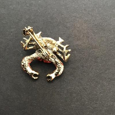 Very cute swivel clawed crab brooch
