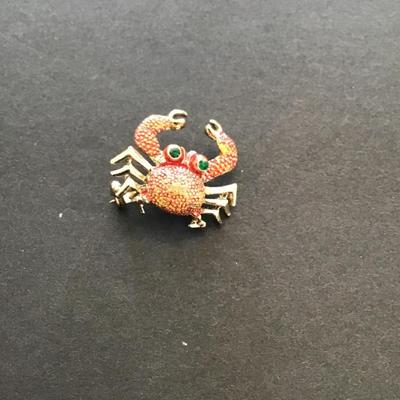 Very cute swivel clawed crab brooch