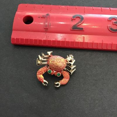 Very cute swivel clawed crab brooch