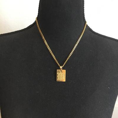 Vintage, gold toned, very nice pendant and chain necklace