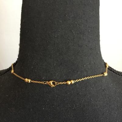 Very nice gold toned gold bead dainty necklace