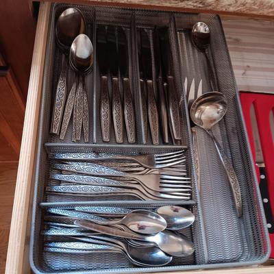 GORHAM FLATWARE FOR 7 AND MUNDIAL STEAK KNIVES